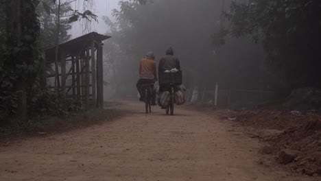 Escena-Del-Pueblo-De-Niebla-Temprano-En-La-Mañana