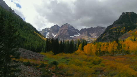 Granate-Campanas-Pirámide-Pico-álamo-Temblón-Masa-De-Nieve-Colorado-Desierto-Increíble-Maravillosa-Cinemático-Aéreo-Zumbido-Otoño-Colores-Del-Otoño-Cubierto-De-Nieve-Montañas-Rocosas-Picos-Soleado-Nublado-Mañana-Foque-Hacia-Arriba-Movimiento