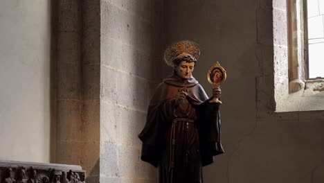 Fenster-Beleuchtete-Statue-Eines-Religiösen-Heiligen-In-Der-Katholischen-Kirche-Von-Gesu-Nuovo,