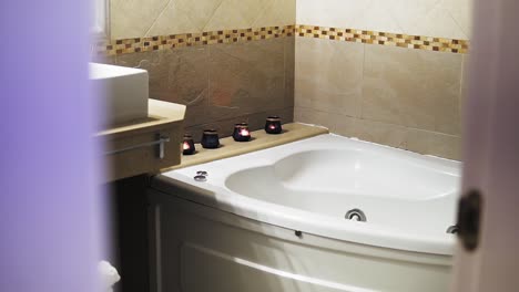 Pequeño-Y-Romántico-Cuarto-De-Baño-Con-Bañera-En-Forma-De-Corazón-Y-Velas,-Interior-Del-Baño