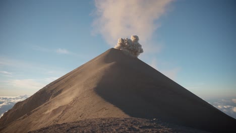 El-Volcán-De-Fuego-Entra-En-Erupción-Al-Amanecer,-Vista-De-La-Hora-Dorada-Desde-La-Cresta-Del-Volcán
