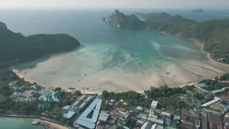 Zeitlupen-Drohnenaufnahmen-Vom-Strand-Von-Loh-Dalum-Auf-Den-Phi-Phi-Inseln-In-Thailand