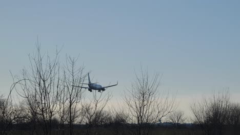 Flug-Fluggesellschaft-Flugzeug-Verkehrsflugzeug-Bereitet-Sich-Auf-Die-Landung-Auf-Der-Landebahn-Des-Flughafens-In-Zeitlupe-Vor
