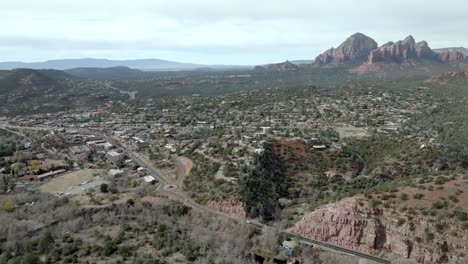 Centro-De-Sedona,-Arizona,-Con-Video-De-Drones-Moviéndose-Con-Montañas