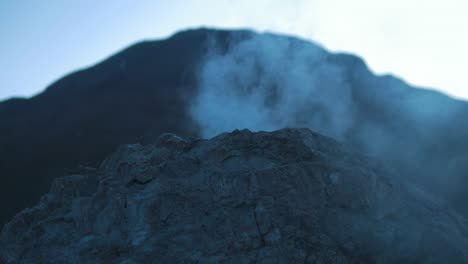 Géiser-Volcán-Activo-Al-Atardecer-En-El-Desierto-De-Cerca