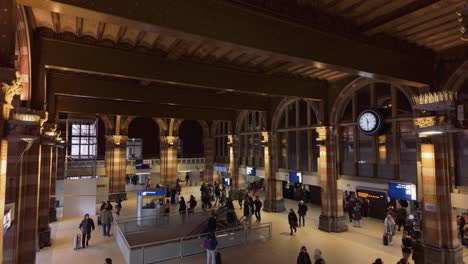 Zentrale-Abflug--Und-Ankunftshalle-Des-Amsterdamer-Bahnhofs-Mit-Personeninnenraum