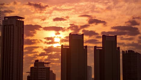 Goldener-Sonnenaufgang-über-Wolkenkratzern-In-Abu-Dhabi,-Vereinigte-Arabische-Emirate,-Zeitraffer