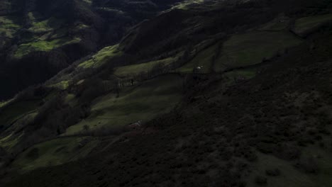 Un-Dron-Revela-Impresionantes-Montañas-Y-Prados-Verdes-En-Asturias,-España.