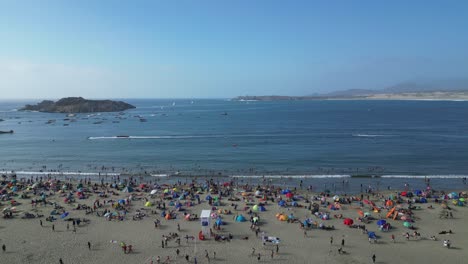 vacationers-Papudo-beach,-Valparaiso-region,-country-of-Chile