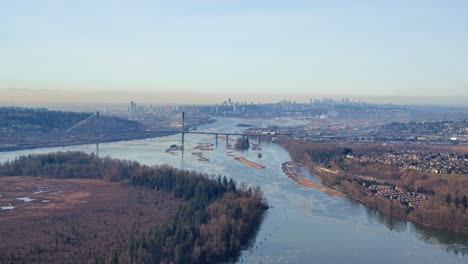 Port-Mann-Bridge,-Fraser-River,-Vancouver-Innenstadt-Hintergrund-Luftaufnahme