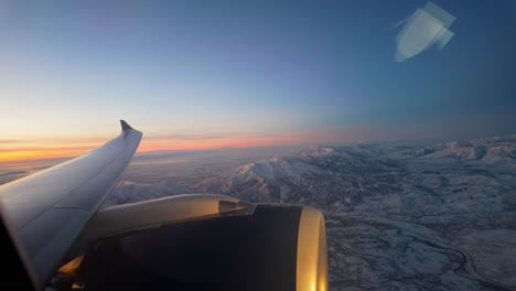 Sonnenuntergangsflug-über-Zerklüftetes-Berggelände---Blick-Aus-Dem-Fenster-Eines-Verkehrsflugzeugs-Bei-Sonnenuntergang