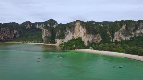 Playa-Railay-Y-Tonsai-Con-Acantilados-De-Piedra-Caliza-Famosos-Por-La-Escalada-En-Roca-En-Tailandia