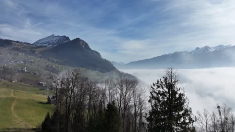 Nebeliger-Walensee-Mit-Churfirsten-Gipfeln.-Schweiz-Luftaufnahme