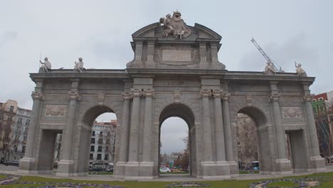 Tiro-De-Seguimiento-Con-Plataforma-Rodante-De-La-Puerta-De-Alcalá-En-Madrid,-España.