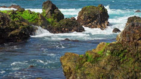 Wellen-Plätschern-Auf-Moosbedeckten-Felsen-Im-Mittelmeer