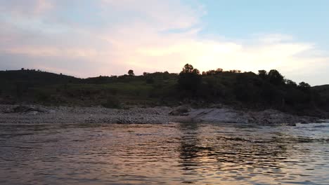 Vibrante-Y-Frío-Atardecer-Horizonte-Ribera-Sierras-Vista-Valle-Argentino-Calamuchita