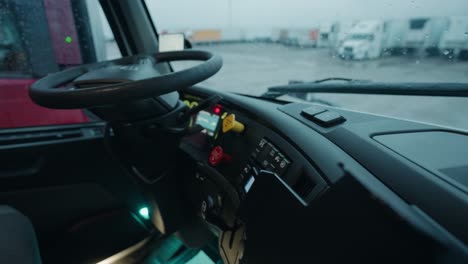 Im-Fahrerhaus:-Ein-Blick-Auf-Das-Armaturenbrett-Und-Die-Bedienelemente-Eines-Volvo-Sattelschleppers
