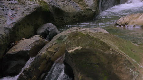 Kleiner-Wasserfall,-Der-über-Felsen-In-Den-Cajones-De-Chame,-Panama,-Fließt,-Ruhige-Naturszene