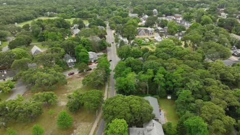 Camión-Conduciendo-Por-Un-Barrio-Rural-En-Massachusetts