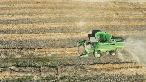 Seguimiento-De-Una-Toma-De-Drones-De-Alto-Nivel-De-Una-Cosechadora-John-Deere-Recogiendo-Una-Franja-De-Canola