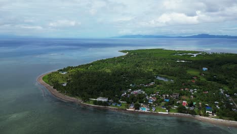 Luftaufnahme-Der-Idyllischen-Tropischen-Inselküste-Der-Philippinen-Mit-Kleinem-Dorf-Und-üppigem-Grün