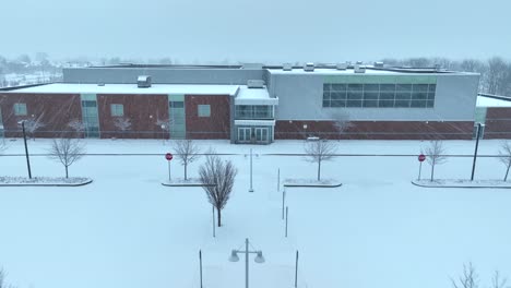 Moderne-Amerikanische-Schule-Während-Eines-Schneesturms