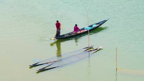 Zwei-Männer-Auf-Einem-Traditionellen-Holzboot-Im-Fluss-Von-Bangladesch