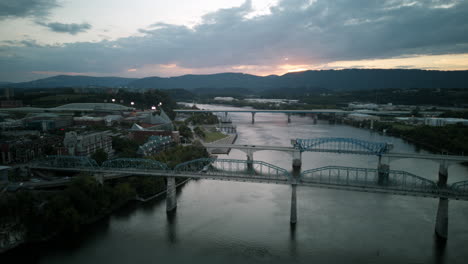 Luftbild-Hyperlapse-Während-Der-Dämmerung-Von-Der-Innenstadt-Von-Chattanooga-Und-Dem-Tennessee-River-Und-Drei-Der-Brücken-Von-Chattanooga