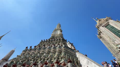 Wat-Arun-Ratchawararam-Ratchawaramahawihan-Tempel-Der-Morgenröte-Mit-Touristen