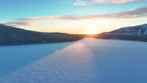 Pyha,-Finlandia---El-Sol-Brillando-Sobre-Un-Lago-Congelado---Toma-Aérea-De-Un-Dron