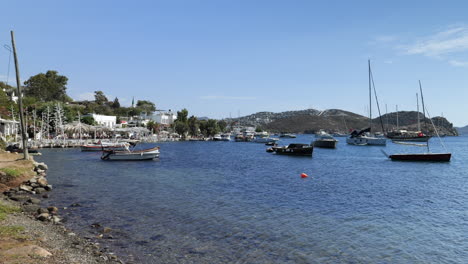 Barcos-Y-Yates-En-El-Pueblo-Costero-De-Gumusluk-En-Bodrum,-Turquía.