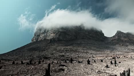 Wolken-Ziehen-über-Eine-Riesige-Bergklippe,-Nachdem-Ein-Waldbrand-Die-Erde-Verbrannt-Hat