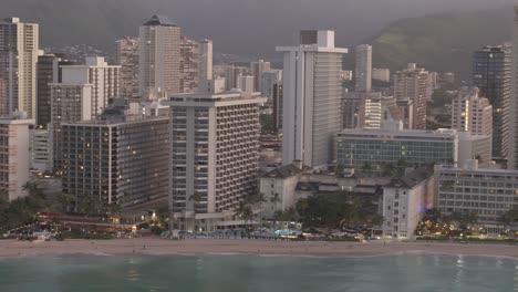 Toma-Aérea-Deslizante-Del-Barrio-De-Waikiki-Y-Las-Playas-Por-La-Mañana,-Hawai,-O&#39;ahu