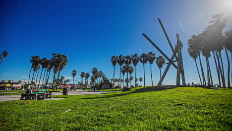 Time-lapse-of-people-in-front-of-the-Windward-Plaza,-at-the-Venice-Boardwalk-in-LA