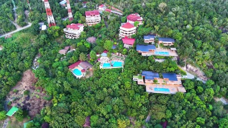 Hotel-De-Lujo-En-La-Ladera-De-La-Selva-Tropical,-Vista-Aérea-De-Drones