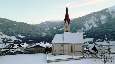 Iglesia-En-Un-Pequeño-Pueblo-Invernal-En-Las-Montañas.