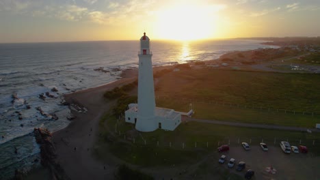 Sonnenuntergang-Luftaufnahme-Des-Leuchtturms-Farol-In-Portugal-Mit-Küstenwellen
