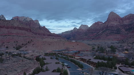 Ciudad-De-Springdale-Y-Coloridas-Montañas-Cerca-Del-Parque-Nacional-Zion,-Utah,-Estados-Unidos