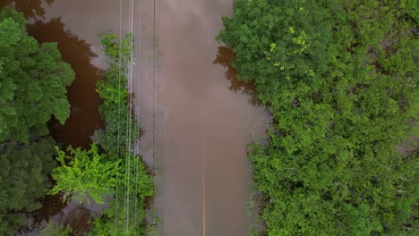 Von-Oben-Nach-Unten-überflutete-Straße-Unter-Wasser-Aufgrund-Von-Überschwemmungen-Des-Flusses-Nach-Einem-Extremen-Wetterereignis