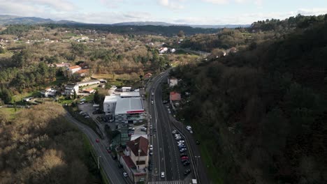 Drohnenansicht-Der-Straße-In-Castadon,-Pereiro-De-Aguiar,-Spanien