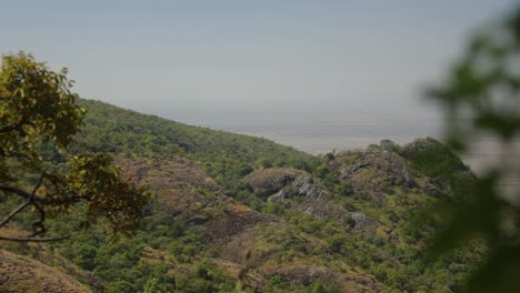 Una-Montaña-Volcánica-En-África-Mirando-Hacia-Un-Valle-Con-Llanuras-En-El-Horizonte