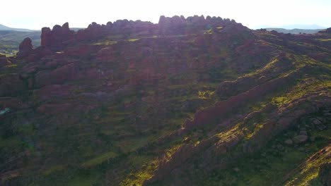 Luftaufnahme-Einer-Drohne-über-Den-Felsformationen-Mirador-De-Bandurrias-In-Peru