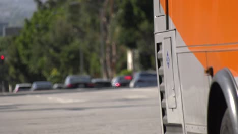 Metro-Autobús-Circulando-Por-La-Ciudad