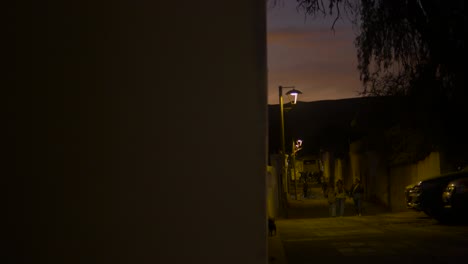 Calle-Tranquila-Al-Atardecer-En-Un-Antiguo-Pueblo-En-Medio-Del-Desierto