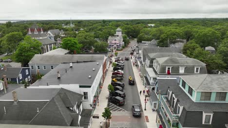 Drone-shot-of-busy-downtown-streets-in-Martha's-Vineyard,-Massachusetts