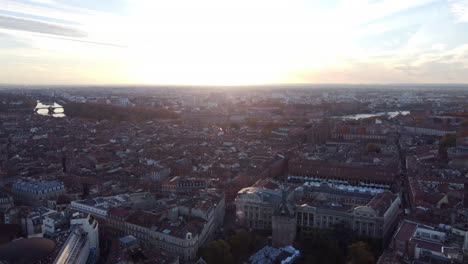 Sonnenaufgangsübersicht-über-Die-Stadt-Toulouse-In-Frankreich-Vom-Charles-De-Gaulle-Platz
