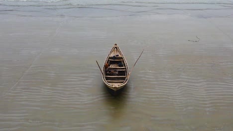 Verlassenes-Holzboot-Auf-Leerem-Sandstrand,-Einsamkeitskonzept,-Drohnen-Dolly-Raus