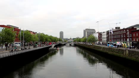 Irische-Stimmung-Auf-Beiden-Seiten-Des-Flusses-Liffey-In-Dublin,-Irland