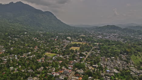 Matale-Sri-Lanka-V2-Drone-Flyover-Kumbiyangoda-Road-Capturando-El-Pintoresco-Paisaje-Urbano-Del-Suburbio-De-Hulangamuwa,-Casas-Residenciales-Y-Vistas-Del-Paisaje-Urbano-De-Las-Laderas---Filmado-Con-Mavic-3-Cine---Abril-De-2023