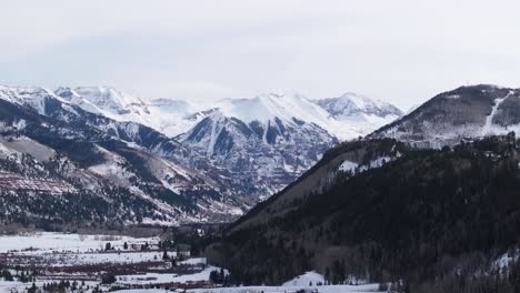 Verschneite-Winterlandschaft-Mit-Hohen-Bergen-In-Telluride,-Colorado